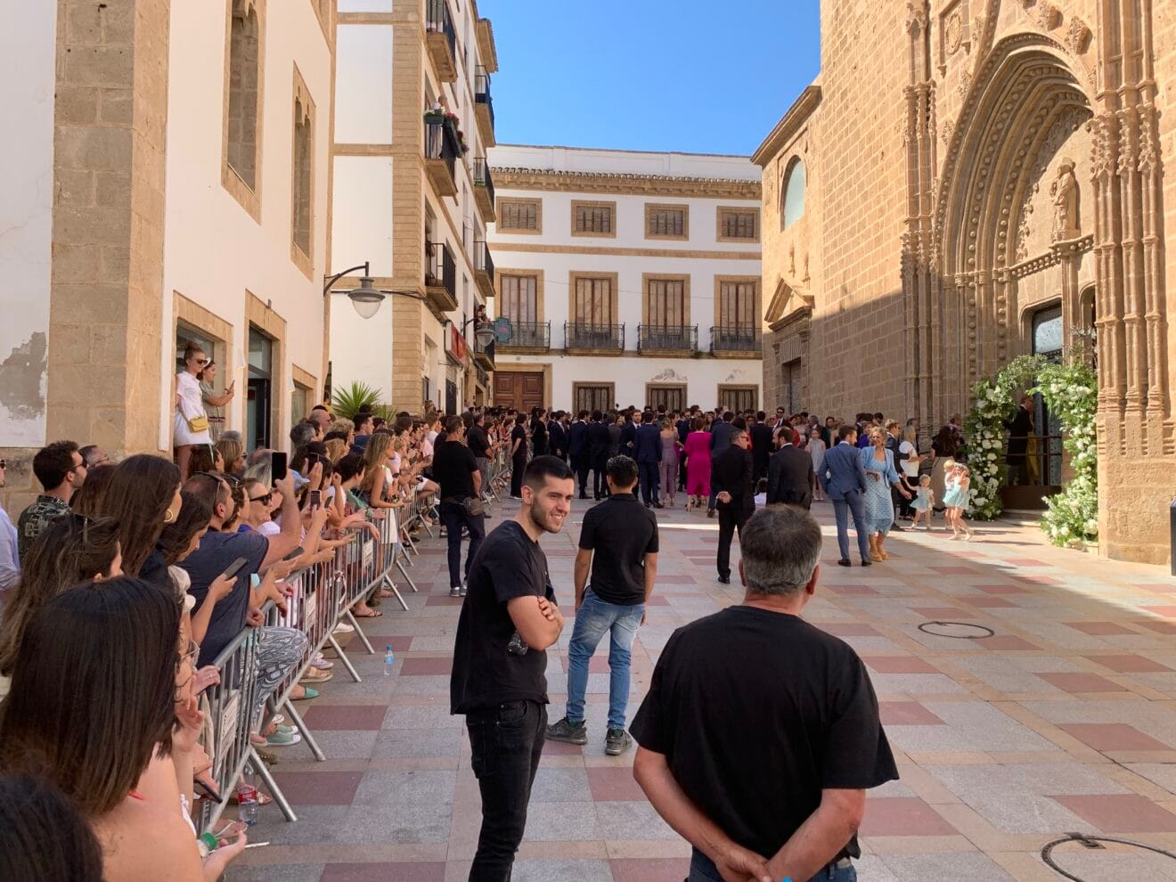 Público expectante en la plaza de la iglesia