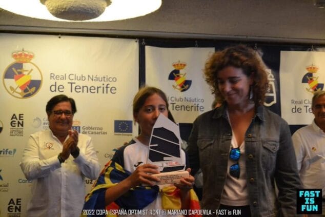 Imagen: La regatista, Begoña Pérez, recogiendo su trofeo en Tenerife