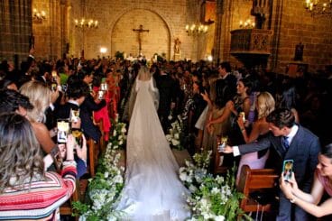 Entrada a la Iglesia. Boda de la influencer Marta Lozano y Lorenzo Remohi en Xàbia