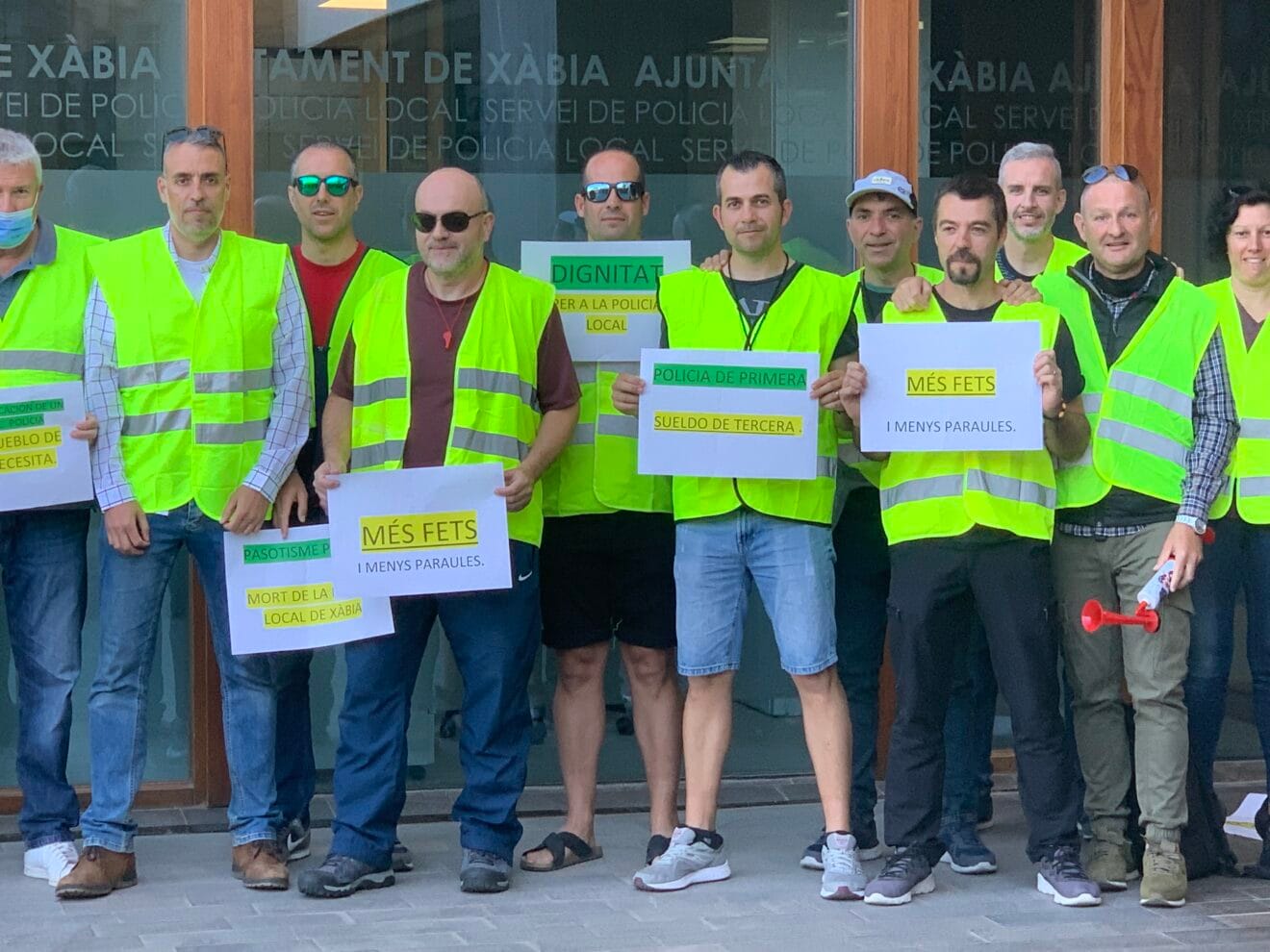 Carteles de la protesta policial