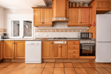 Cocina completamente equipada con muebles de madera