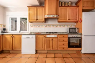Cocina completamente equipada con muebles de madera