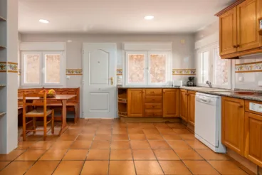Cocina de la vivienda con salida a la terraza
