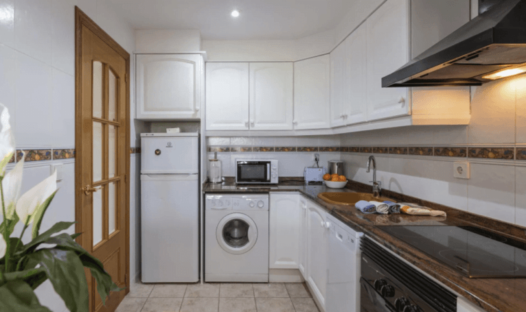 Cocina del apartamento completamente equipada