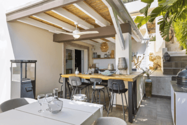 Cocina exterior cubierta con diseño industrial