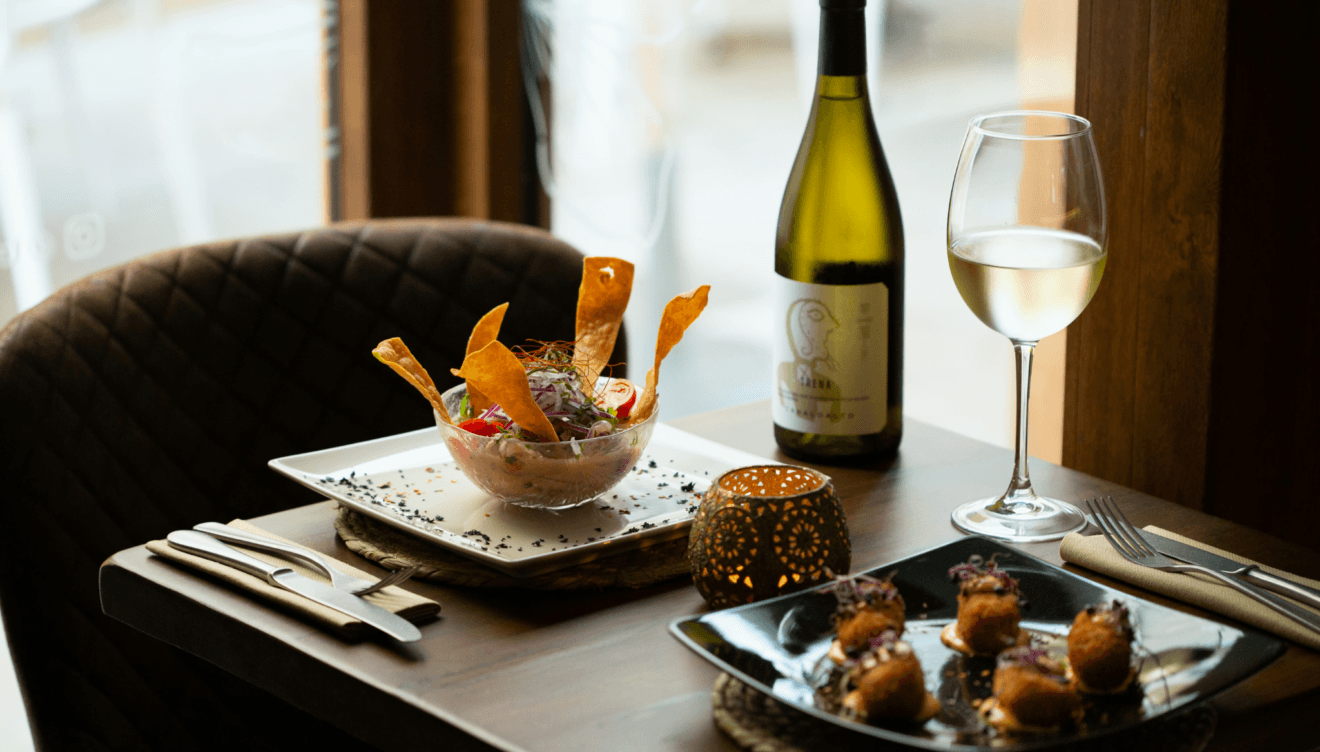Comida creativa acompañada con vino blanco en Jávea