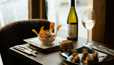Comida creativa acompañada con vino blanco en Jávea