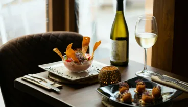 Comida creativa acompañada con vino blanco en Jávea
