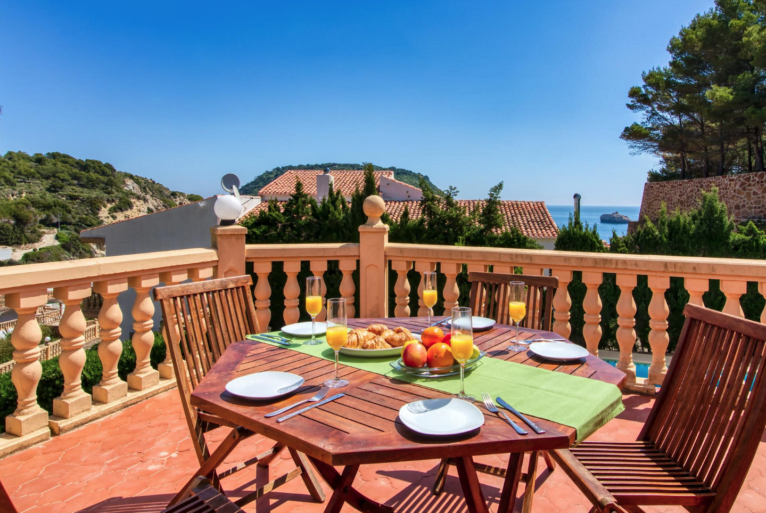 Outdoor set on the terrace with sea views
