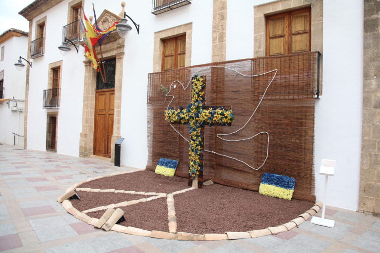 Elaboración de la cruz del Ayuntamiento de Xàbia con mensaje a Ucrania