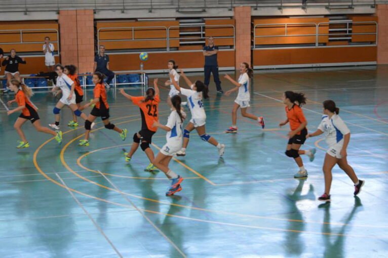 Athlètes dans un match de Handball