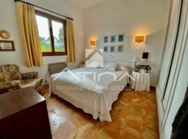Dormitorio con armario empotrado y cama de matrimonio