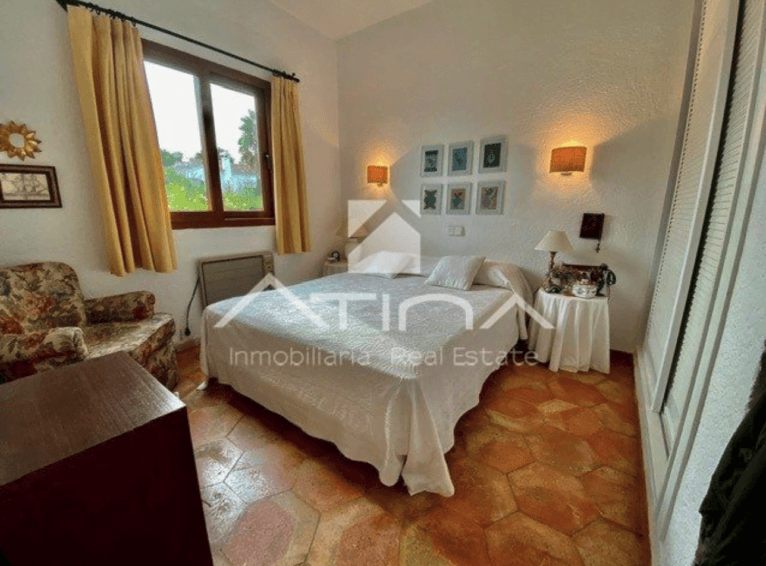 Dormitorio con armario empotrado y cama de matrimonio