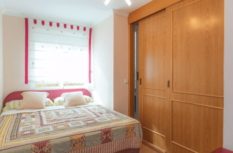Dormitorio con cama doble y armarios empotrados