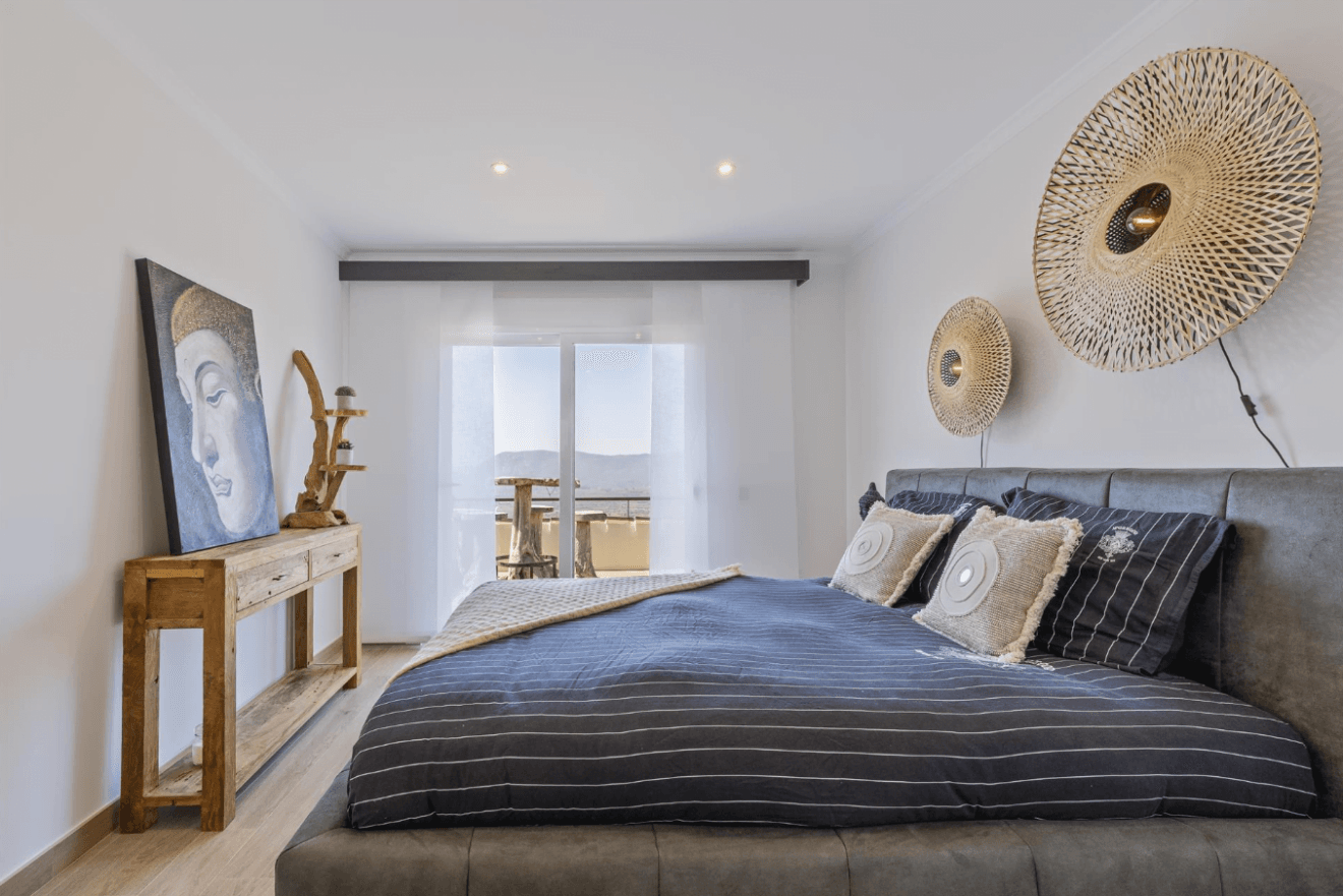 Dormitorio de estilo étnico y cama doble