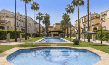 Exterior del apartamento con piscina comunitaria