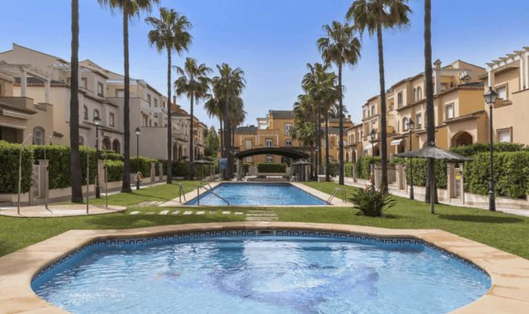 Exterior del apartamento con piscina comunitaria