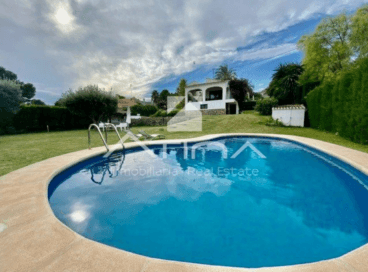 Fachada de la vivienda con piscina