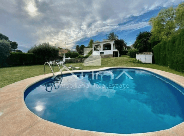Fachada de la vivienda con piscina