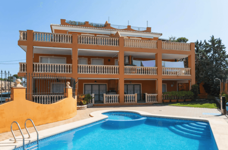 Fachada del edificio con piscina comunitaria