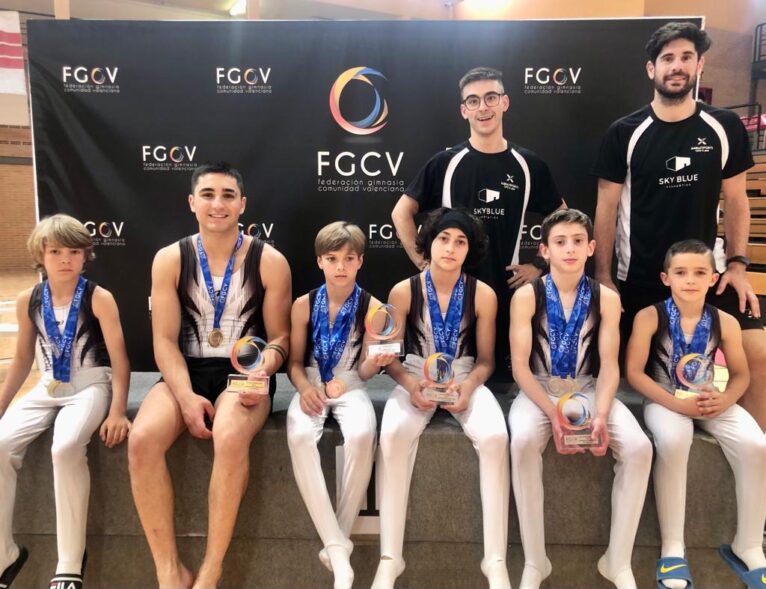 Gimnastas y entrenadores del CD Montgó Xàbia en el Campeonato autonómico