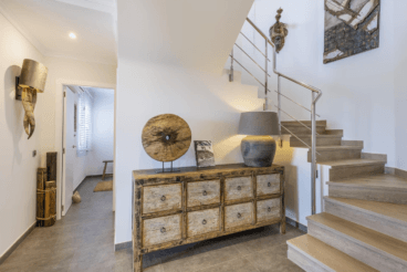 Hall de entrada con acceso a la planta superior