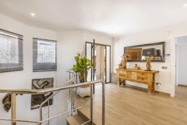 Hall en la planta superior con acceso a la terraza