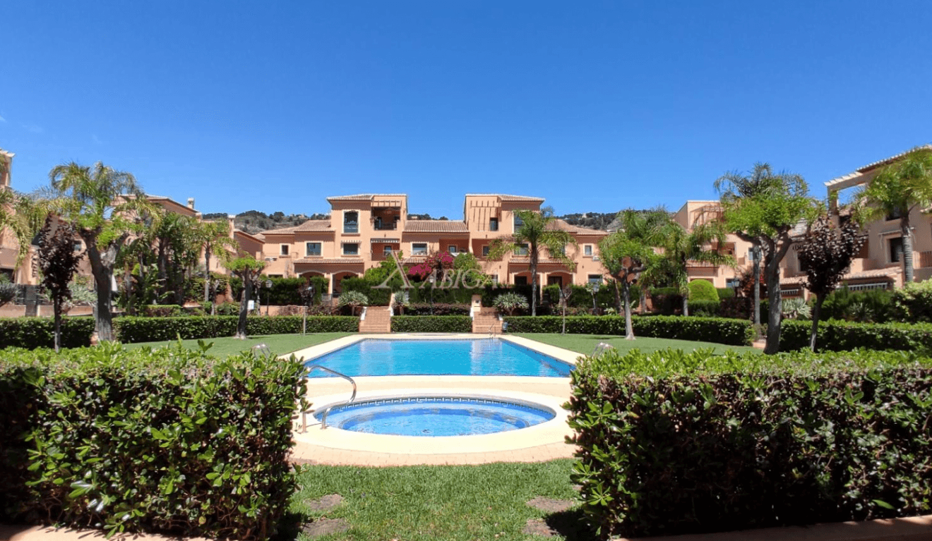 Jardín comunitario con piscina