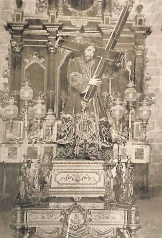 Jesús Nazareno frente al altar de San Sebastián en 1880 con nueva túnica, pedestal y cruz