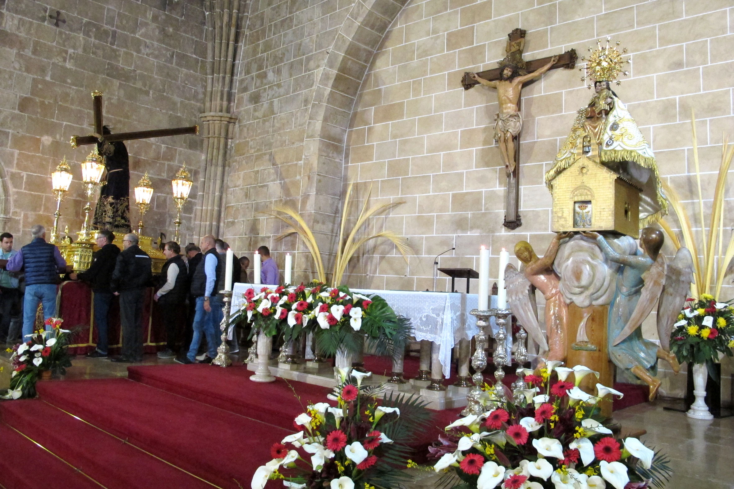 Jesús Nazareno y la Virgen de Loreto en el altar de la Parroquia de San Bartolomé