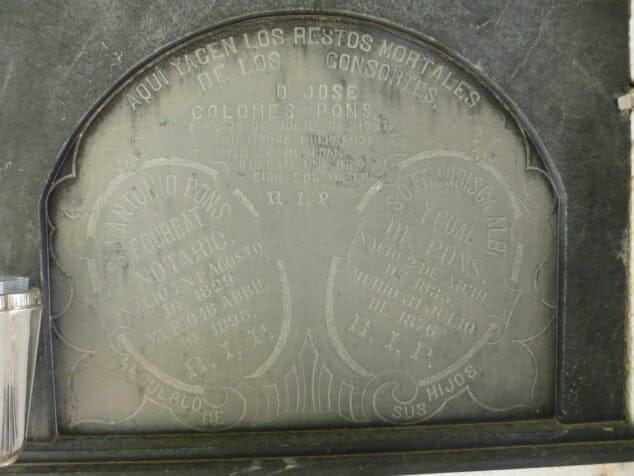 Imagen: Lápida en la que aparece José Colomés Pons