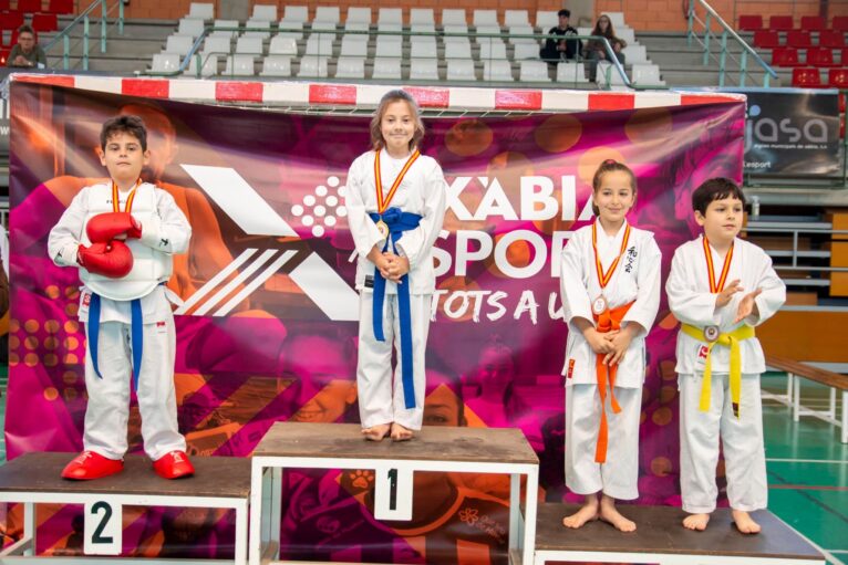 Jovenes karatecas en el podio