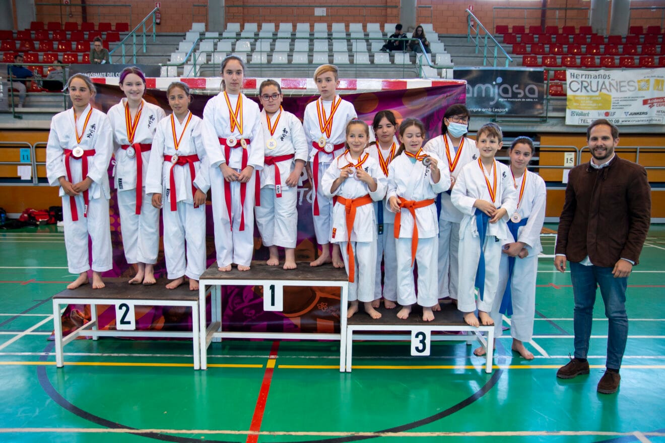 Karatecas con sus medallas