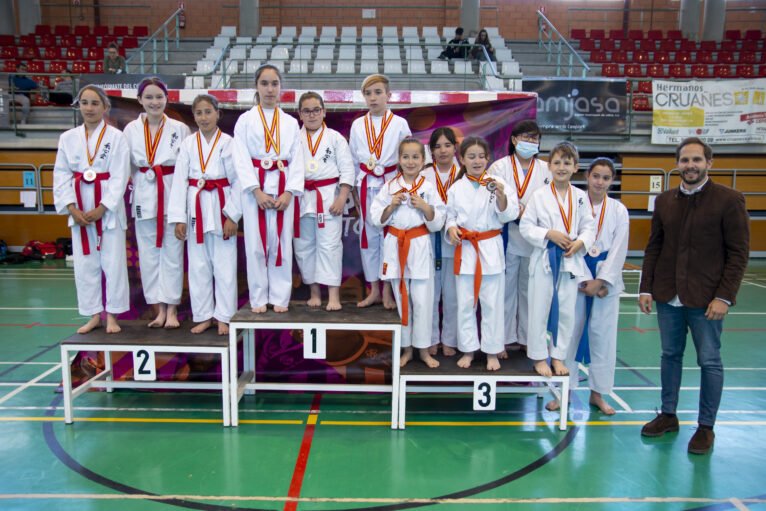 Karatecas con sus medallas