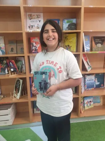 La alumna Vera Vidal con su libro