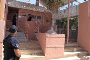 Los agentes colocan el precinto en la entrada del Achill