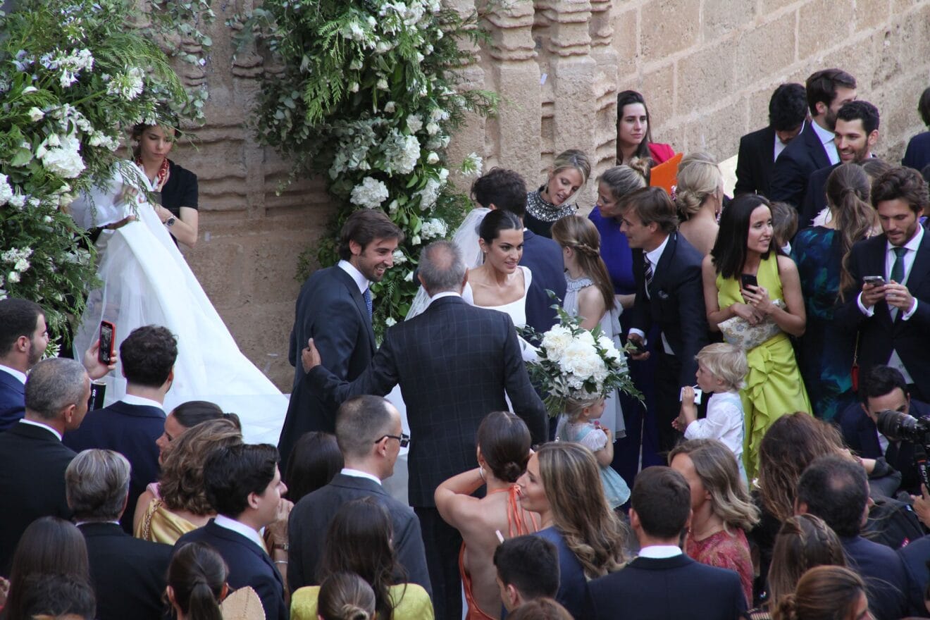 Los novios recibiendo las felicitaciones
