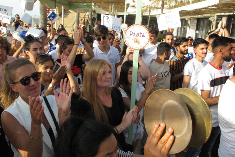 Manifestants pour l'enceinte des locaux d'Arenal