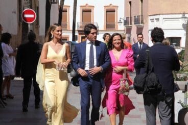 Maria Pombo con su marido a la llegada a la Iglesia