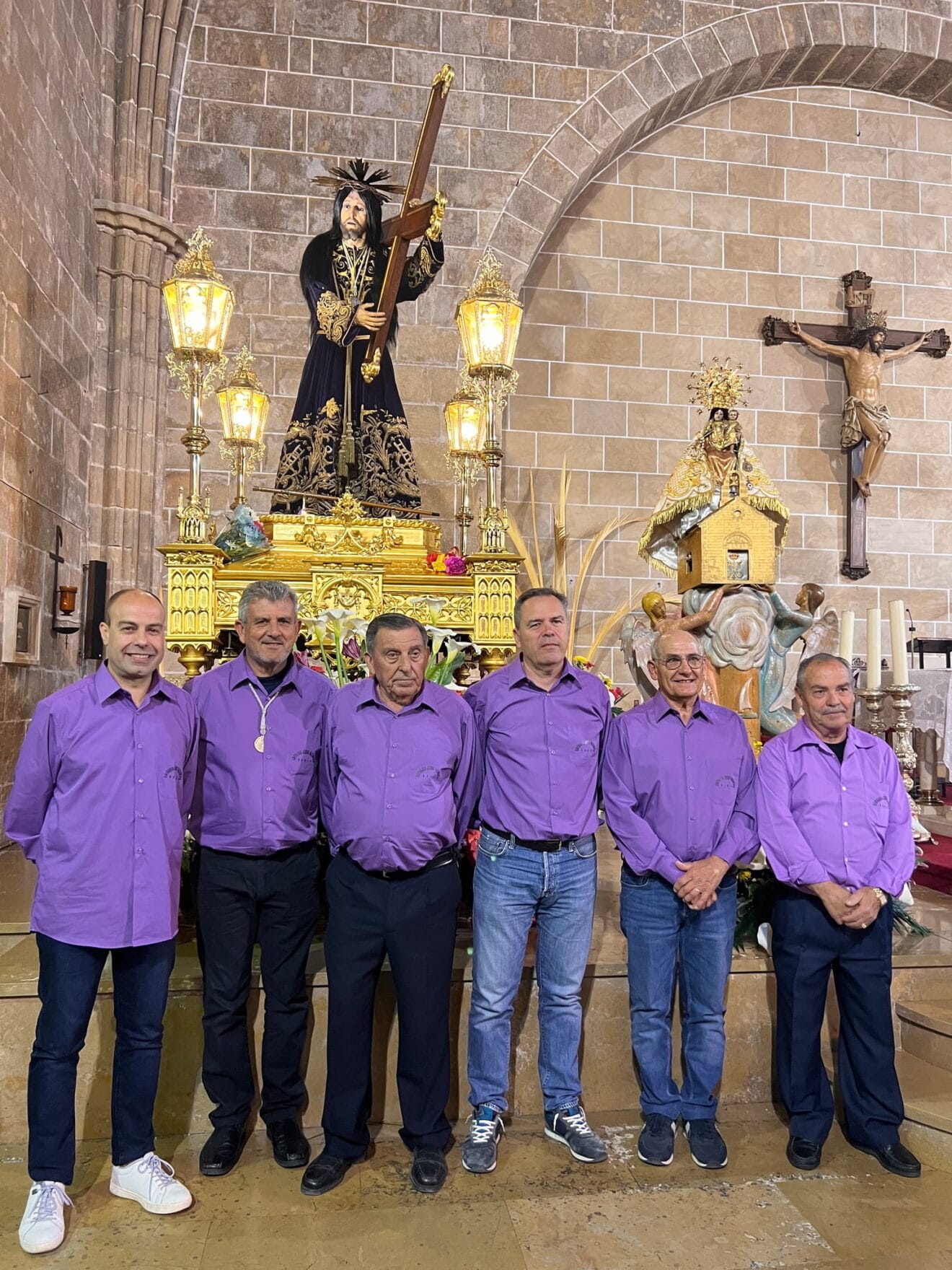 Mayorales 2022 junto a la imagen de Jesús Nazareno