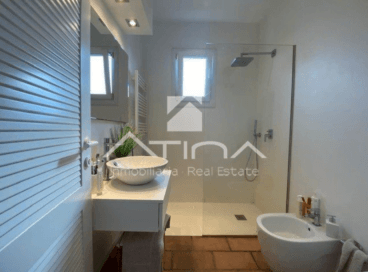 Moderno baño con plato de ducha