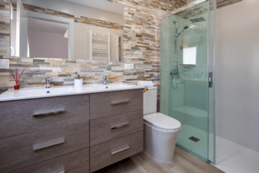 Moderno baño equipado con ducha