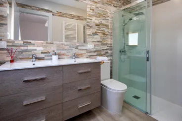 Moderno baño equipado con ducha