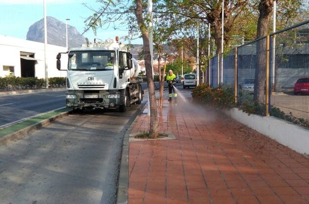 Imagen: Operarios de limpieza en Xàbia
