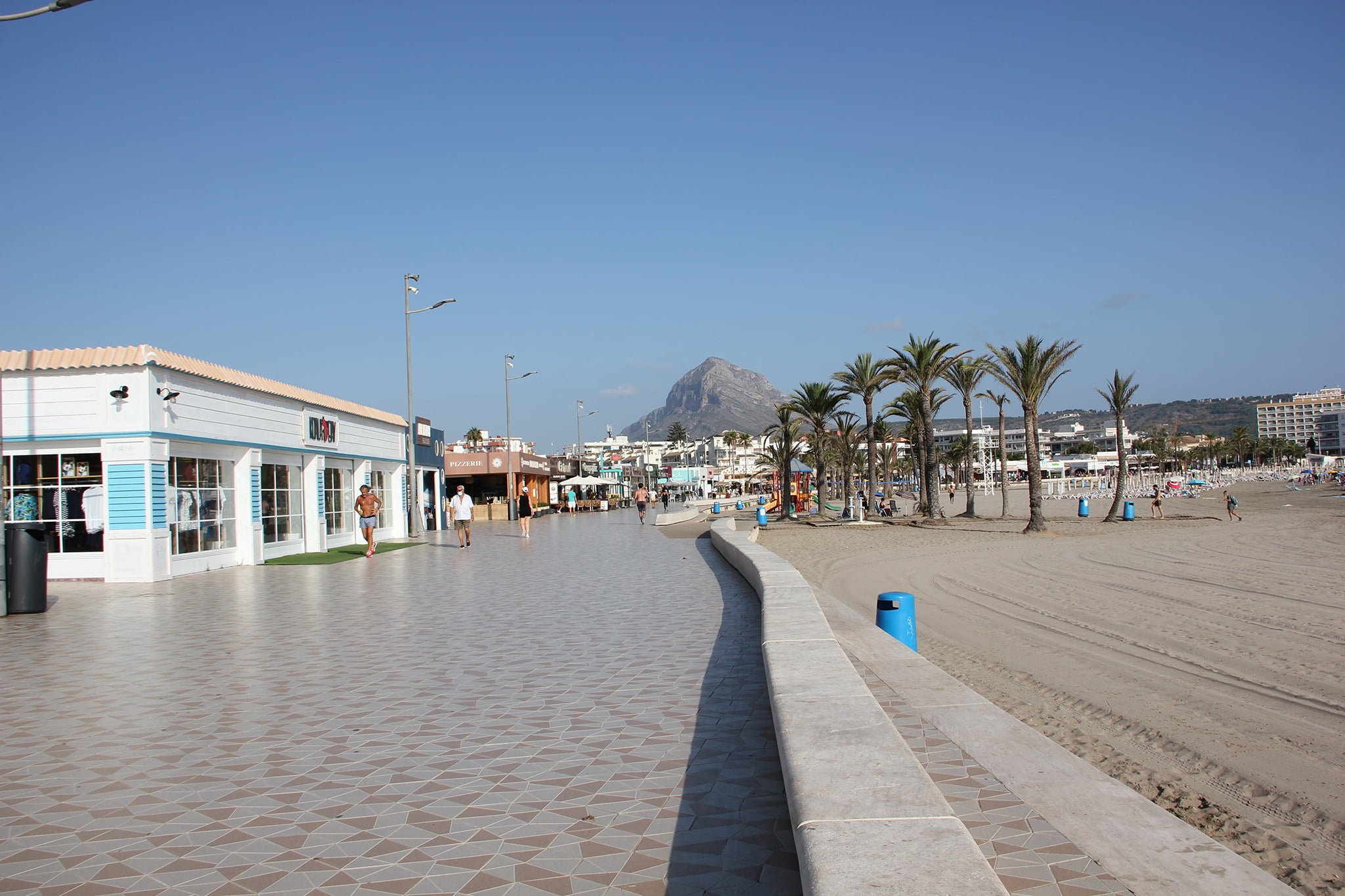 Paseo de la Playa del Arenal y sus establecimientos-