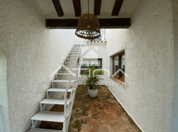 Patio interior con escaleras a la planta superior