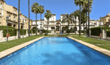 Piscina comunitaria del apartamento