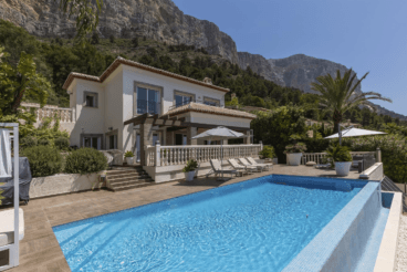 Piscina infinita con zona de tumbonas