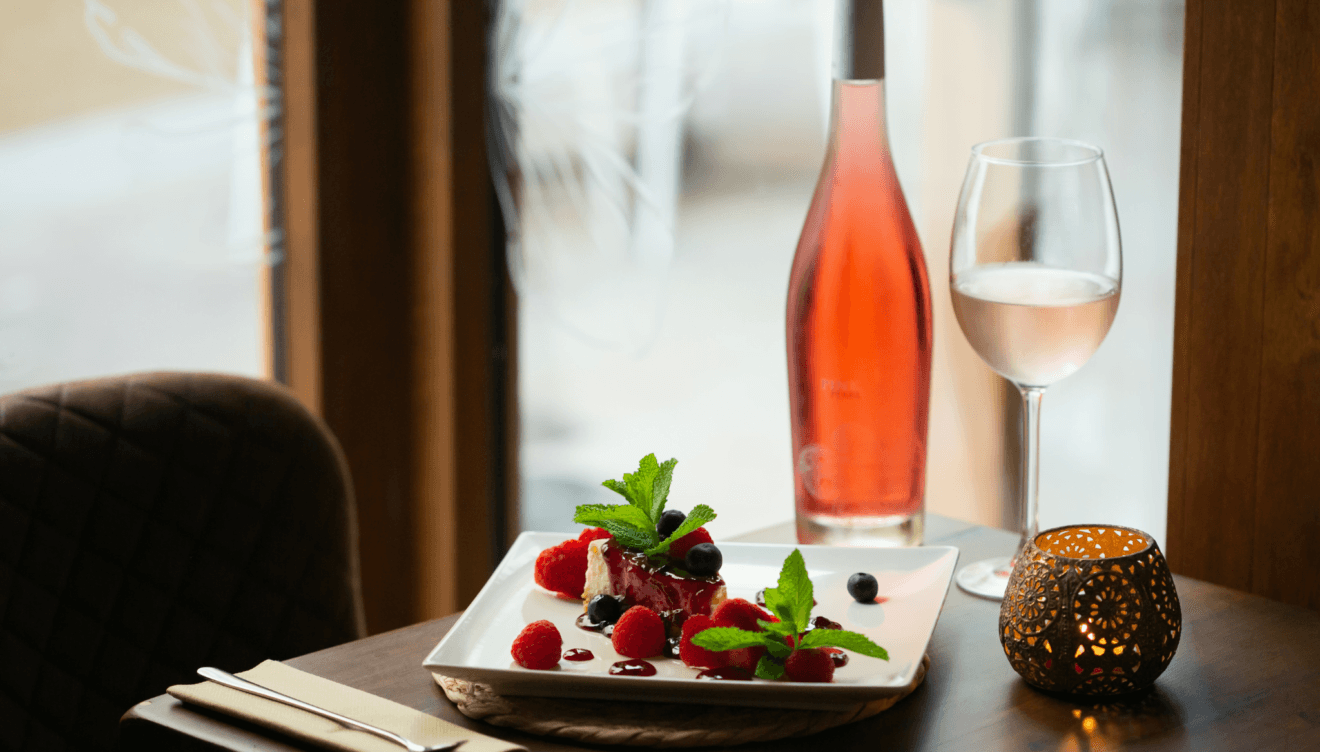 Postre de tarta de queso y vino rosado