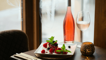 Postre de tarta de queso y vino rosado